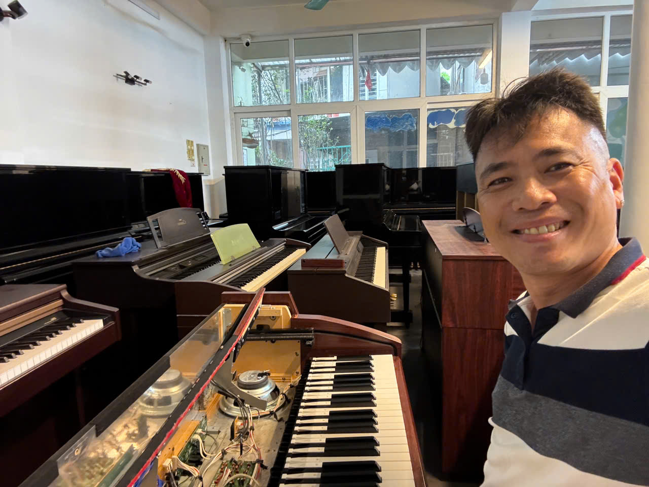 Bé thử đàn piano tại Piano Japan Long Biên Bé 5 tuổi trải nghiệm thử đàn piano tại showroom Piano Japan