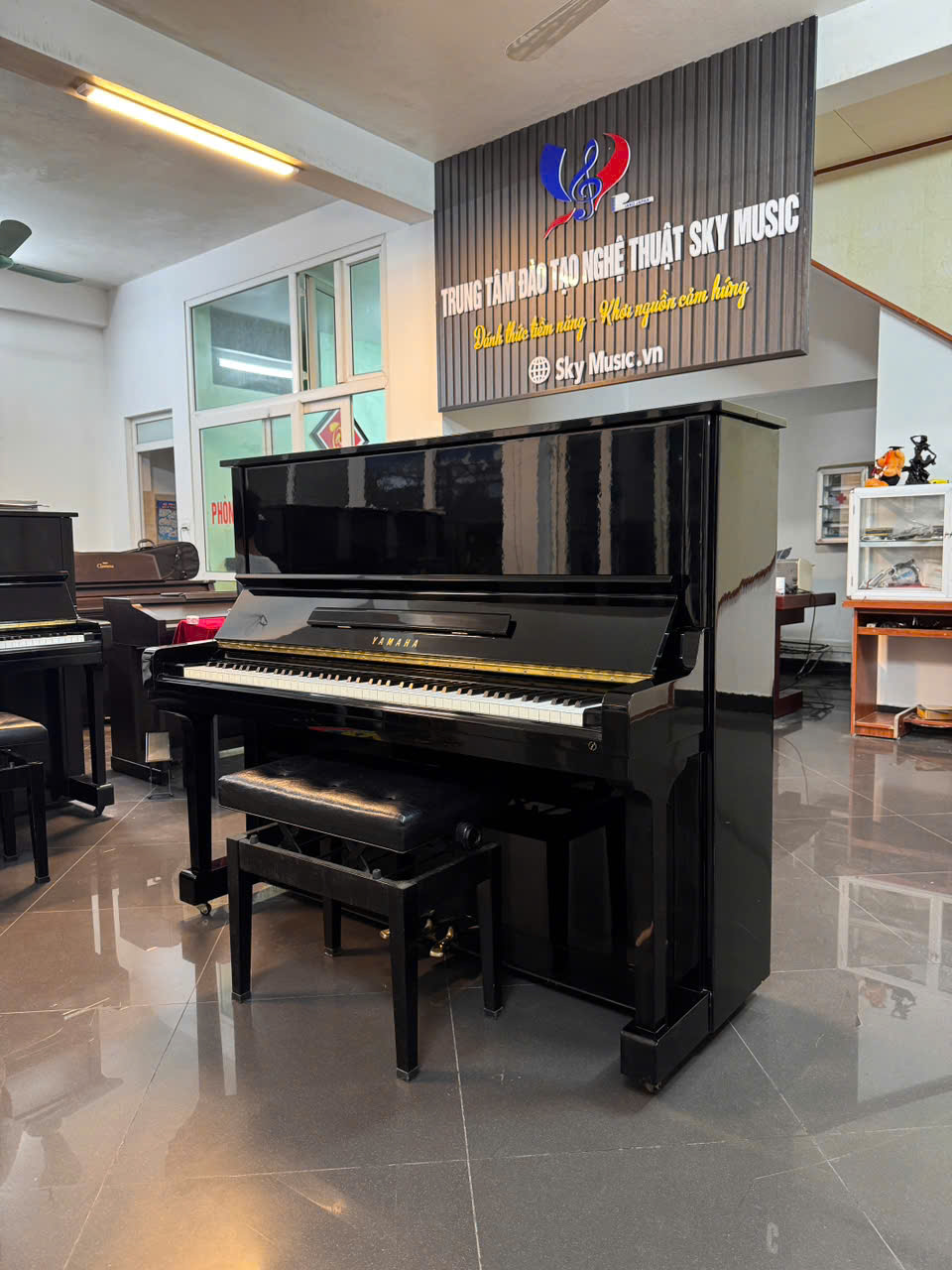 Đàn piano Yamaha U30BL màu đen bóng tại Sky Music dành cho khách hàng muốn trải nghiệm âm thanh trước khi mua