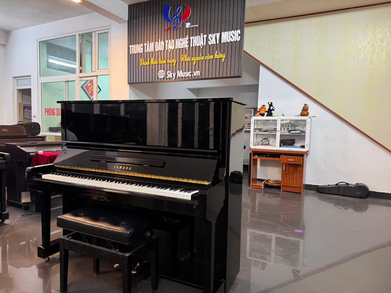 Yamaha U30BL nội địa Nhật trong showroom Sky Music giúp khách hàng cảm nhận kích thước và không gian đặt đàn thực tế