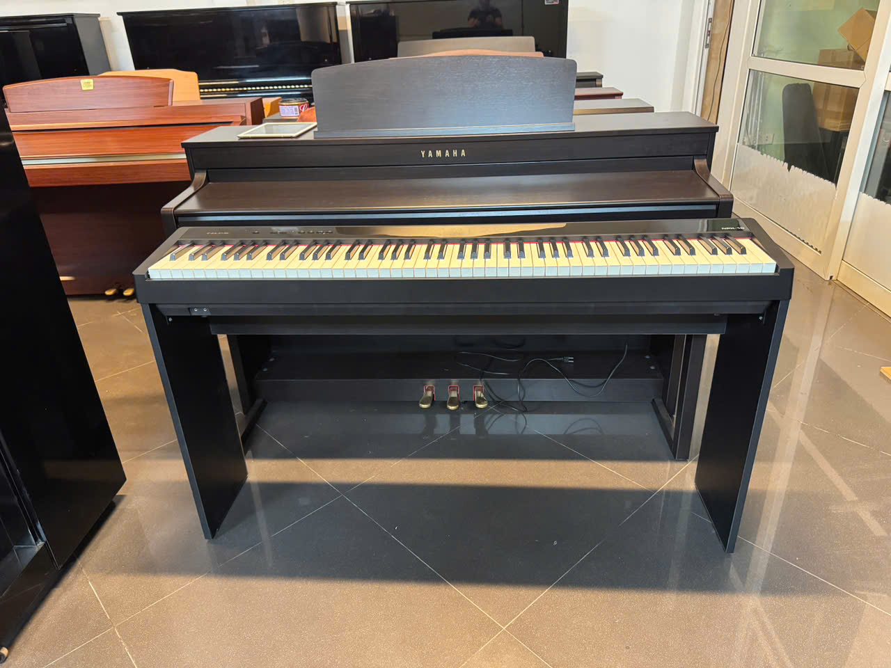 Đàn piano điện Yamaha phù hợp cho người mới học tại showroom Sky Music Long Biên