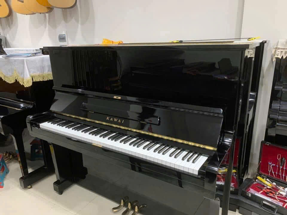 Trải nghiệm piano cơ Yamaha trước khi mua Khách hàng trải nghiệm piano cơ Yamaha nội địa Nhật trước khi mua tại showroom