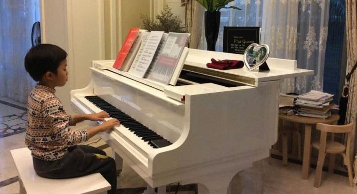 Bé học piano cơ tại nhà giúp phát triển cảm âm và kỹ thuật ngón tay từ sớm