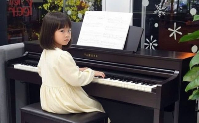 Bé học piano điện Yamaha dành cho người mới học tại Long Biên