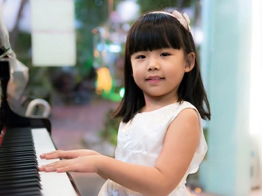 Bé 4–6 tuổi mới học piano điện với tư thế tay đúng kỹ thuật