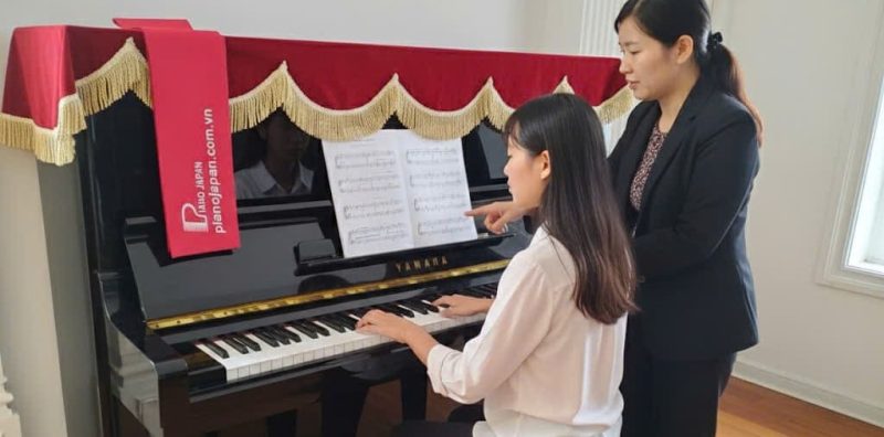Giáo viên hướng dẫn học piano cho người mới học đúng kỹ thuật tại Sky Music Long Biên