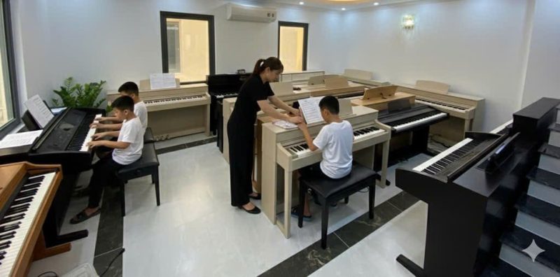 Piano điện phím nặng cho bé mới học Giáo viên hướng dẫn bé học piano điện phím nặng tại Long Biên