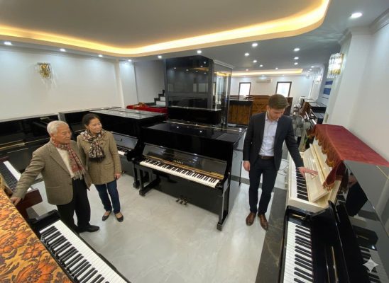 Phụ huynh tham quan và chọn piano cho người mới học tại showroom Sky Music Long Biên