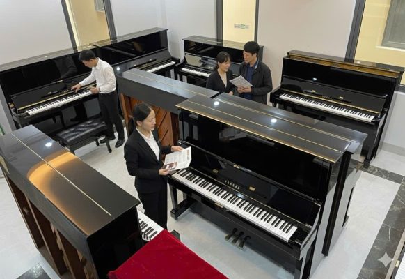 Nhân viên Sky Music tư vấn chọn đàn piano cơ phù hợp cho bé tại Long Biên