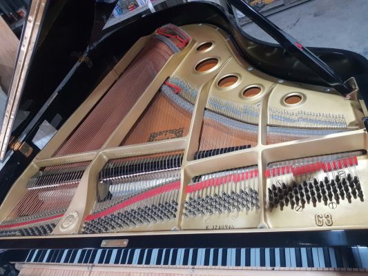 Cấu tạo bên trong piano grand Yamaha với soundboard và hệ dây đàn