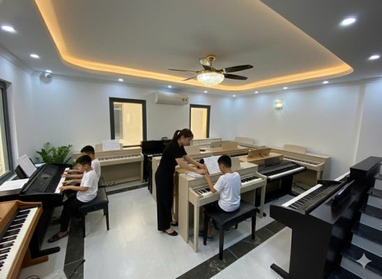 Lớp học piano điện cho bé và người mới bắt đầu tại Sky Music Long Biên