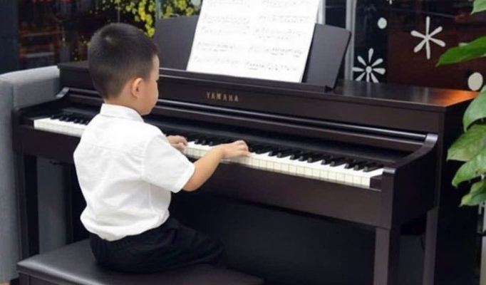 Piano cho người mới học giúp bé làm quen và phát triển âm nhạc