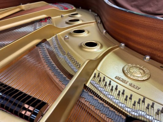 Chi tiết khung gang và soundboard piano G5E nội địa Nhật