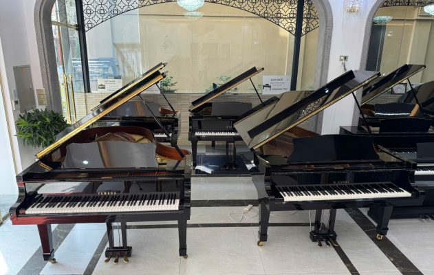Piano grand Yamaha C5 mở nắp cho thấy cấu tạo dây đàn và bảng cộng hưởng