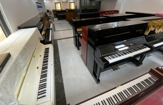 Piano cơ upright phù hợp cho người mới học piano tại showroom