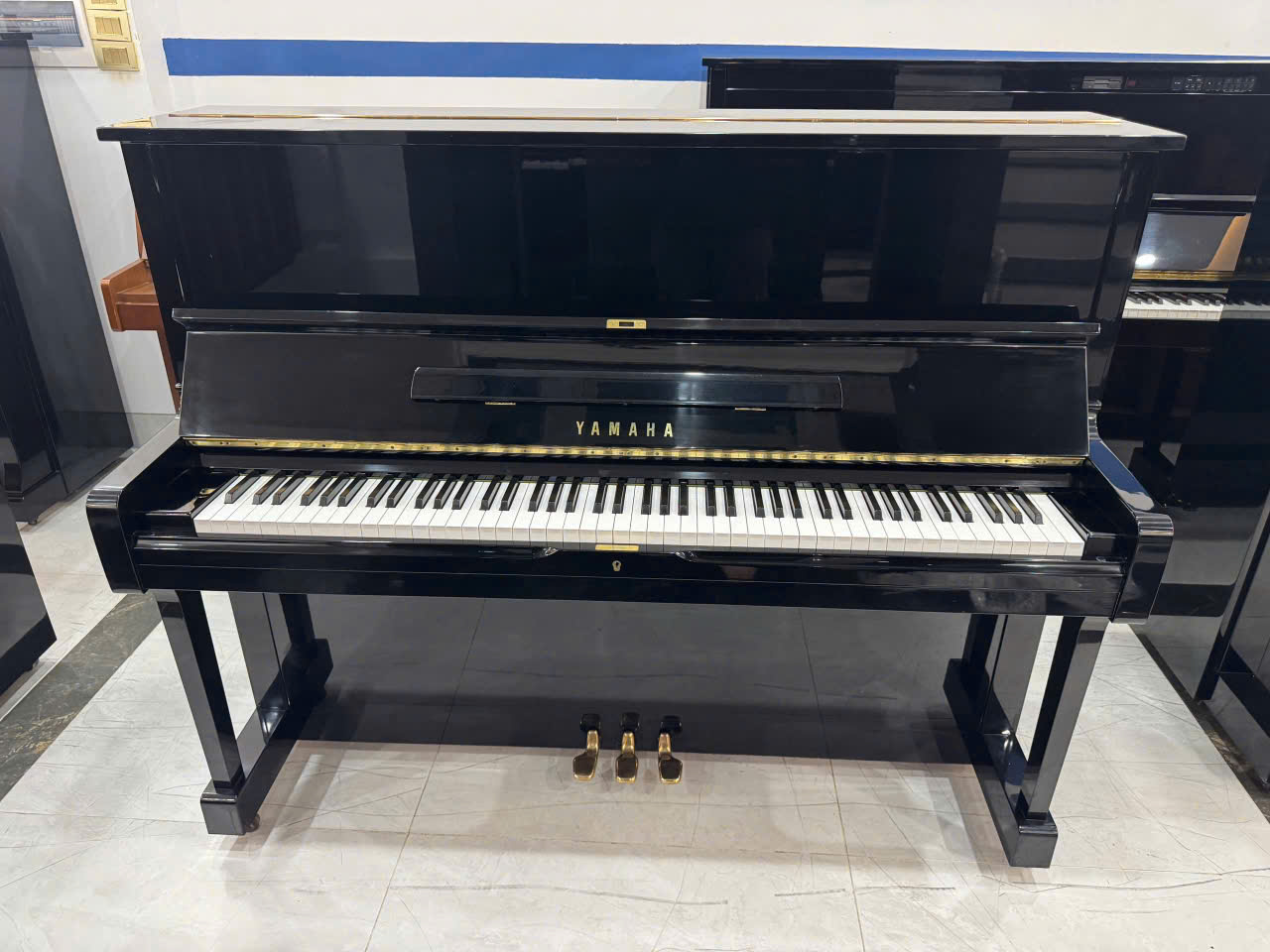 Trải nghiệm piano trước khi mua Khách hàng trải nghiệm piano tại showroom Piano Japan