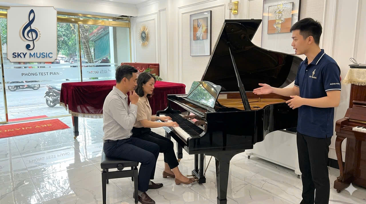 Học viên trải nghiệm piano tại showroom Sky Music dưới sự hướng dẫn của giáo viên trước khi chọn đàn phù hợp