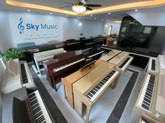 Không gian showroom với nhiều mẫu piano phù hợp cho trẻ em và người mới học tại Long Biên