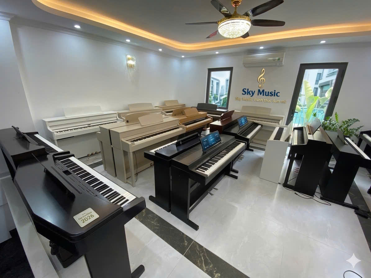 phụ huynh tham khảo nhiều mẫu đàn piano điện cho trẻ mới bắt đầu tại showroom