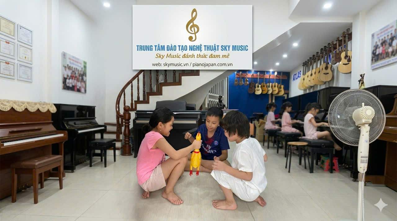 Trẻ em học piano tại Sky Music Long Biên trong môi trường thực tế giúp duy trì động lực học lâu dài
