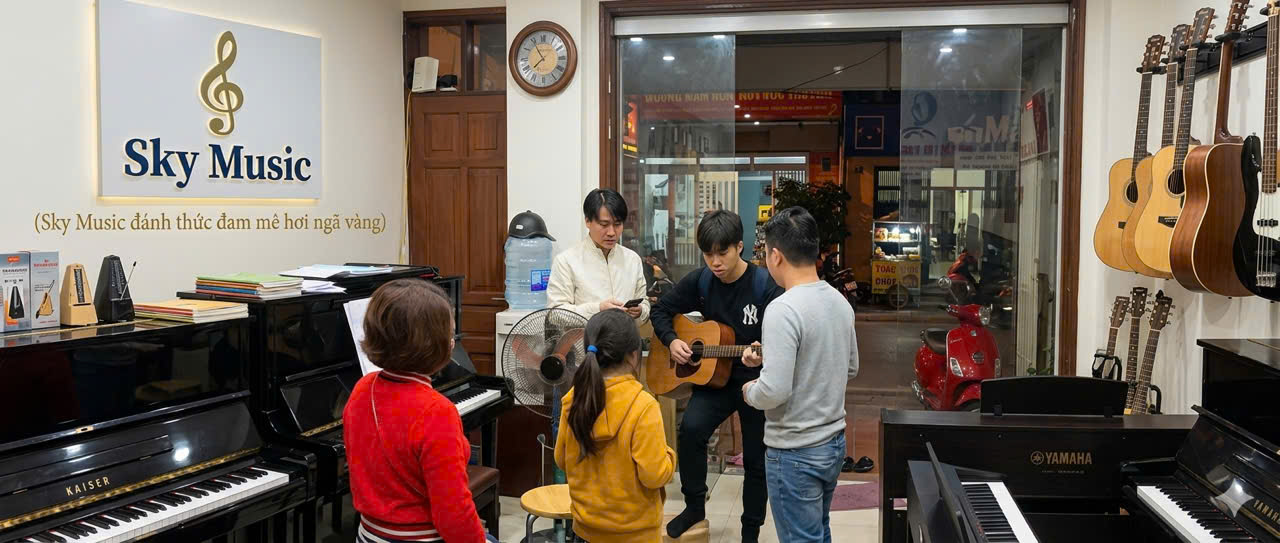 Học viên đang học piano và guitar tại trung tâm âm nhạc với sự hướng dẫn trực tiếp của giáo viên