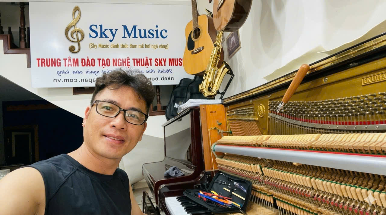Kỹ thuật viên đang lên dây và bảo trì piano tại Sky Music Hà Nội