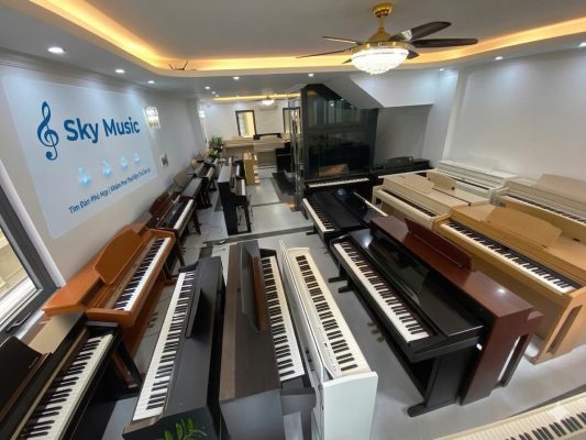 Không gian showroom trưng bày nhiều mẫu piano điện và piano cơ tại Long Biên Hà Nội