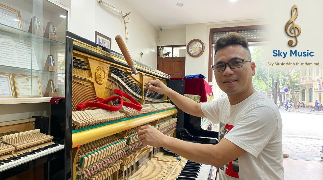 Người học piano đang chơi đàn upright Kawai trong showroom để so sánh chất lượng