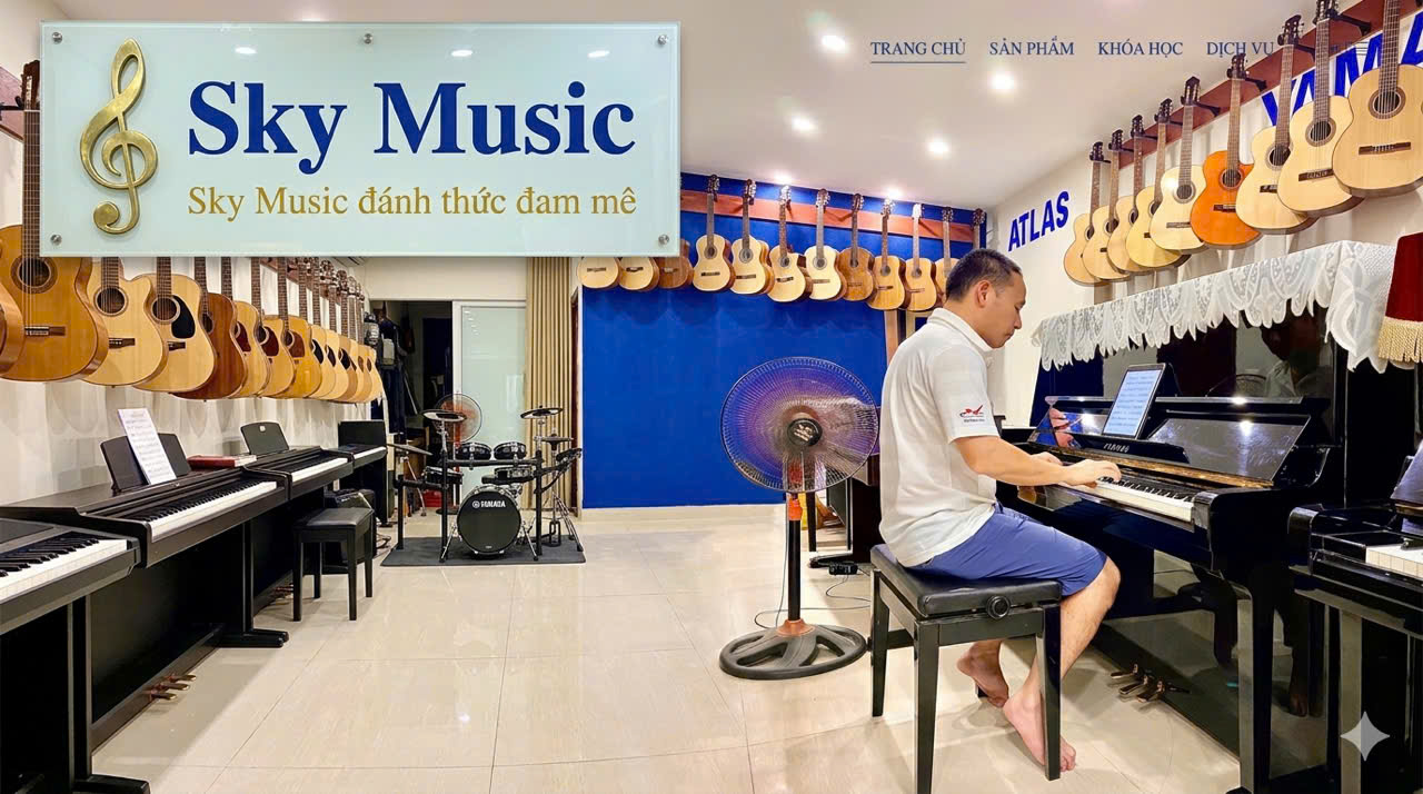 Khách hàng trải nghiệm và được tư vấn mua piano tại showroom Sky Music Hà Nội