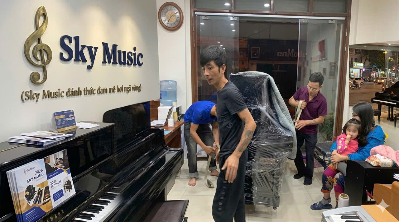 Khách hàng trải nghiệm mua piano cho người mới tại showroom Sky Music Long Biên Hà Nội
