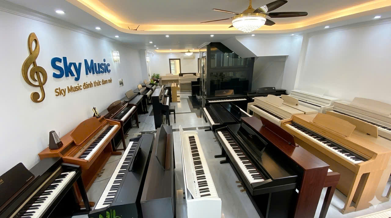Không gian showroom piano tại Sky Music Long Biên Hà Nội với nhiều mẫu piano cơ và piano điện Nhật nội địa