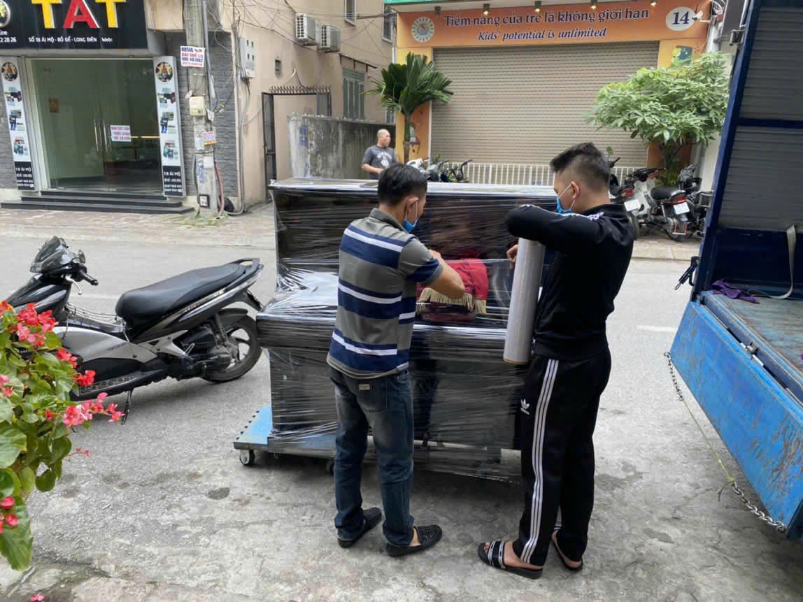 Kỹ thuật viên Sky Music kiểm tra và đóng gói piano Yamaha nội địa Nhật trước khi giao khách tại Hà Nội