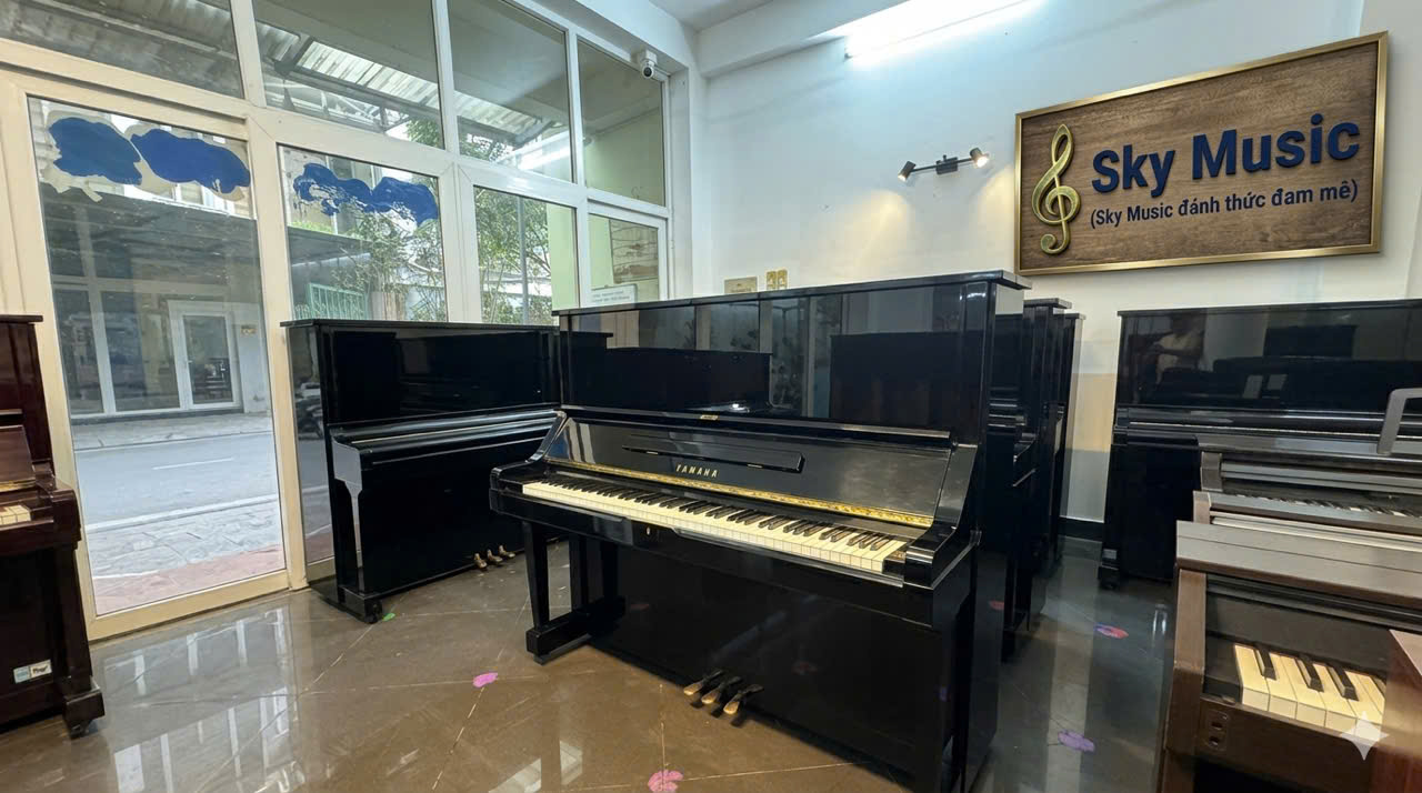 Phụ huynh tham khảo piano cho bé tại showroom Sky Music Long Biên Hà Nội