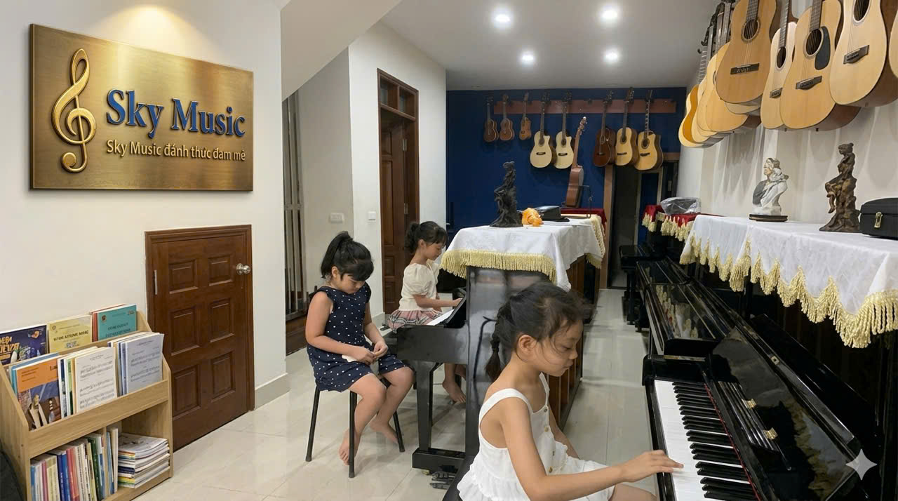 Phụ huynh theo dõi trẻ học piano tại trung tâm Sky Music Long Biên Hà Nội trong buổi học thực tế